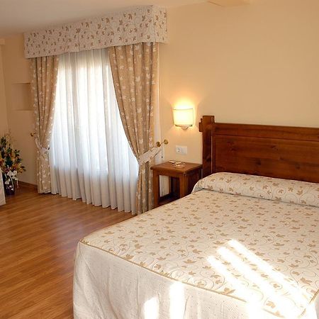 Aparthotel Tres Caminos El Grado Szoba fotó