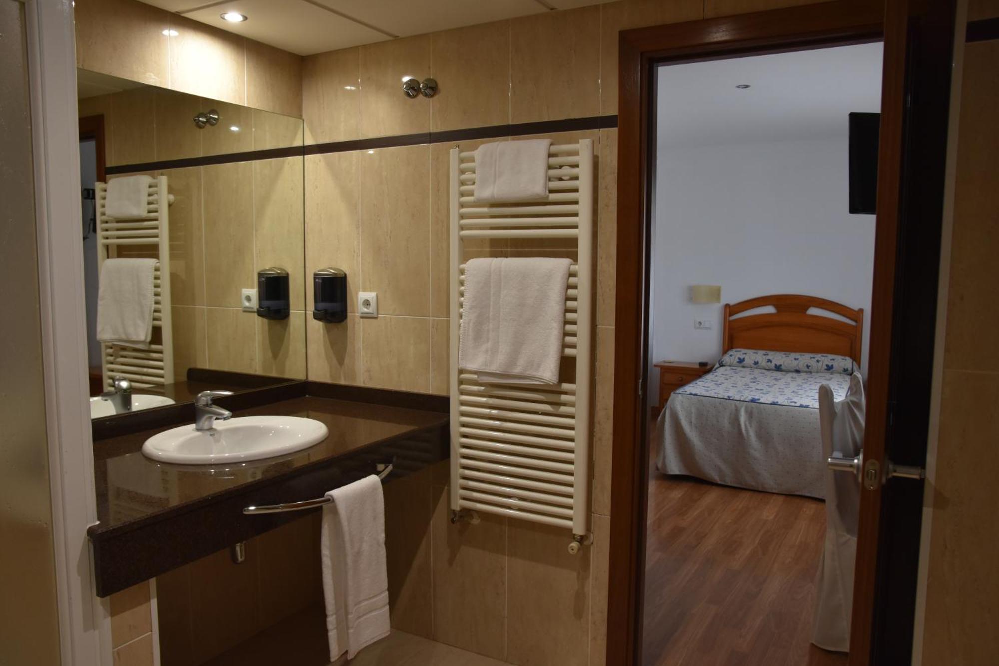 Aparthotel Tres Caminos El Grado Kültér fotó