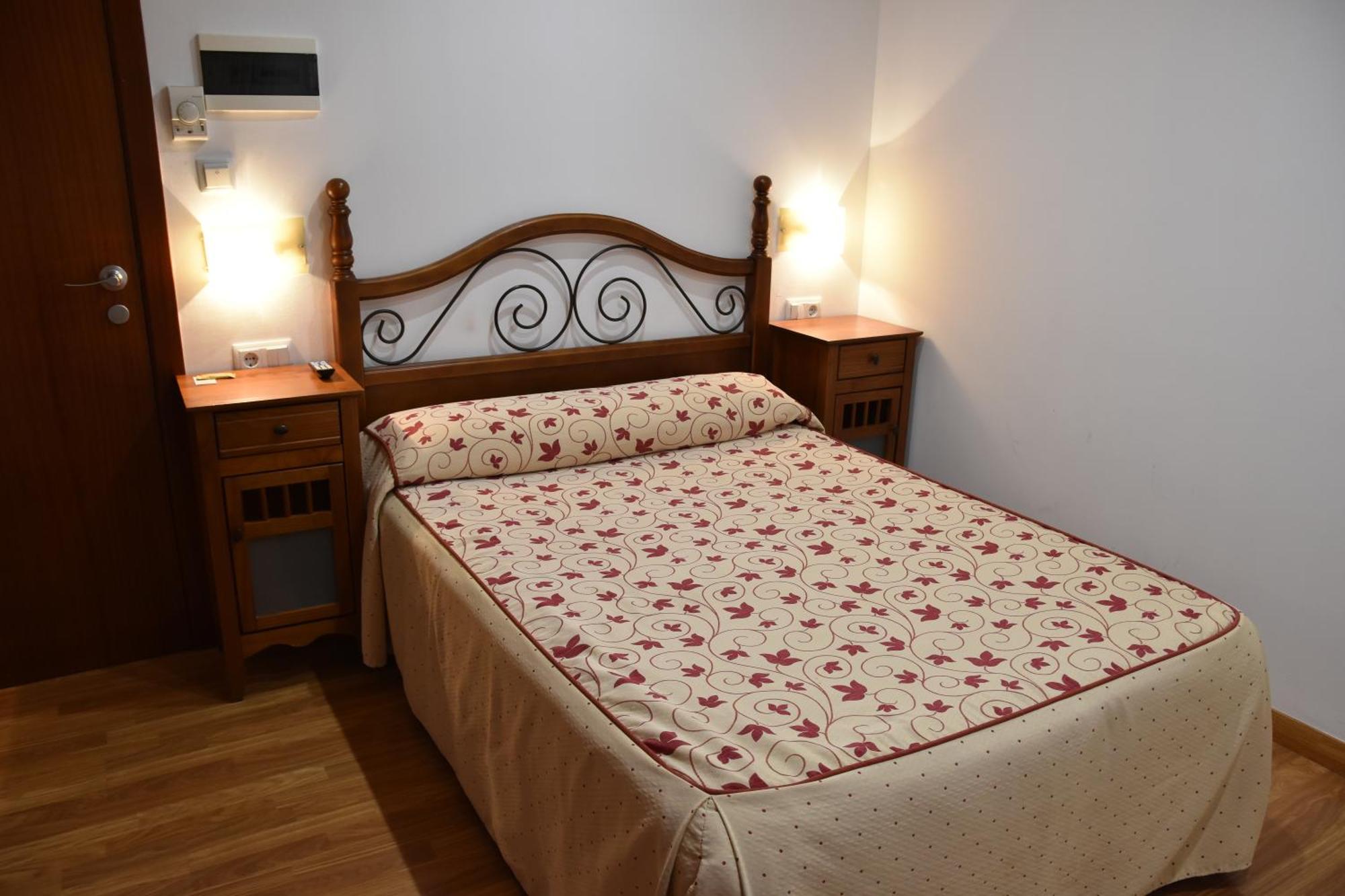 Aparthotel Tres Caminos El Grado Kültér fotó