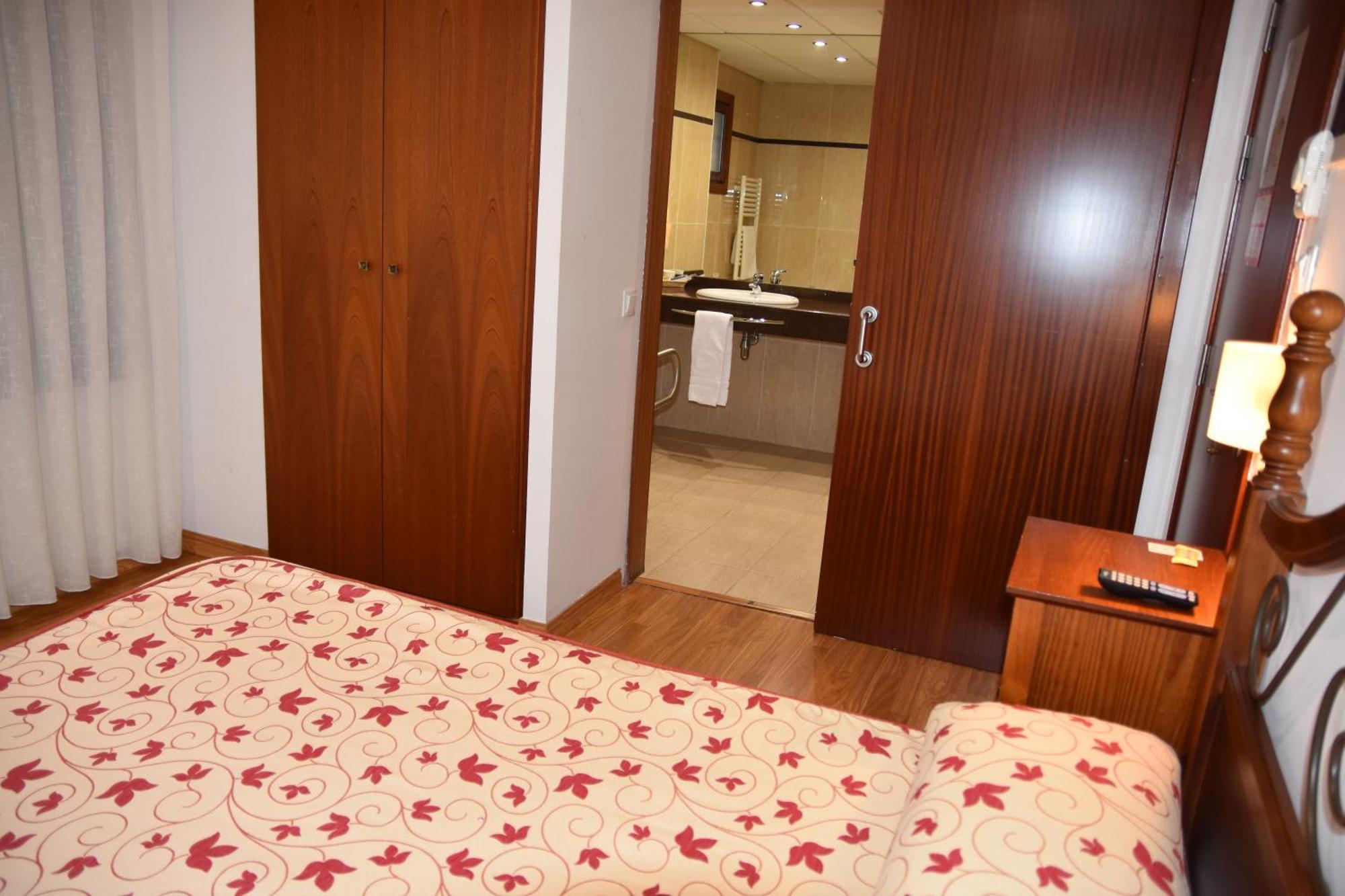 Aparthotel Tres Caminos El Grado Kültér fotó