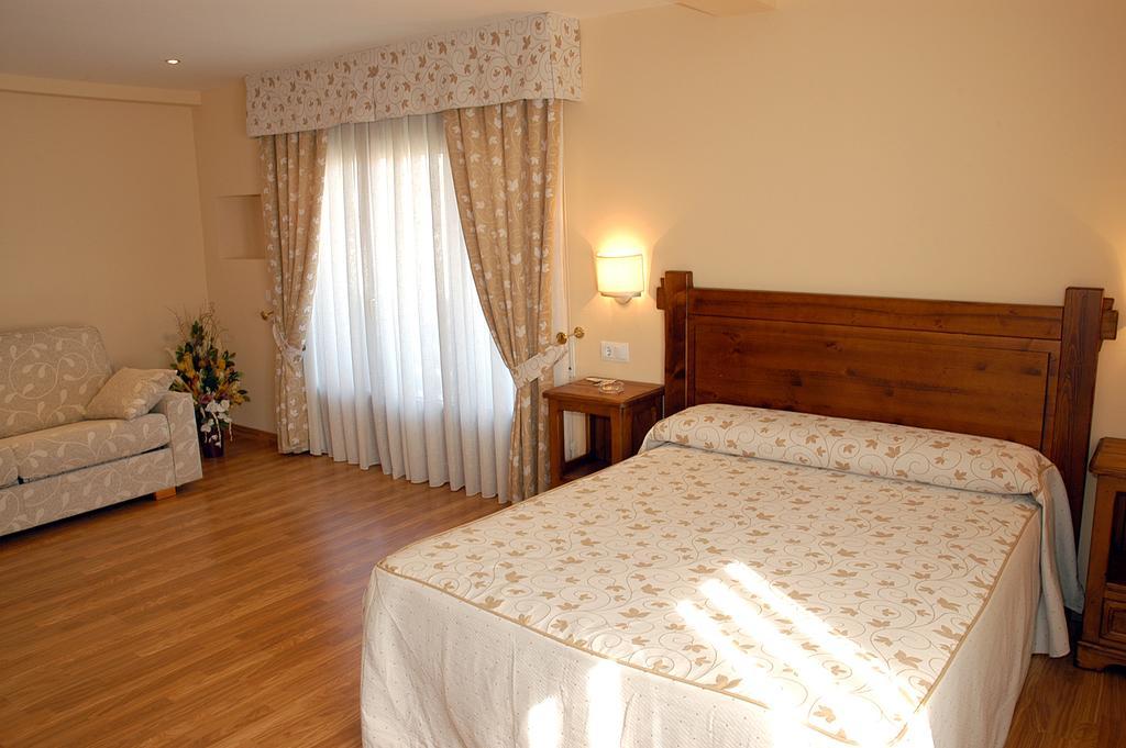 Aparthotel Tres Caminos El Grado Szoba fotó