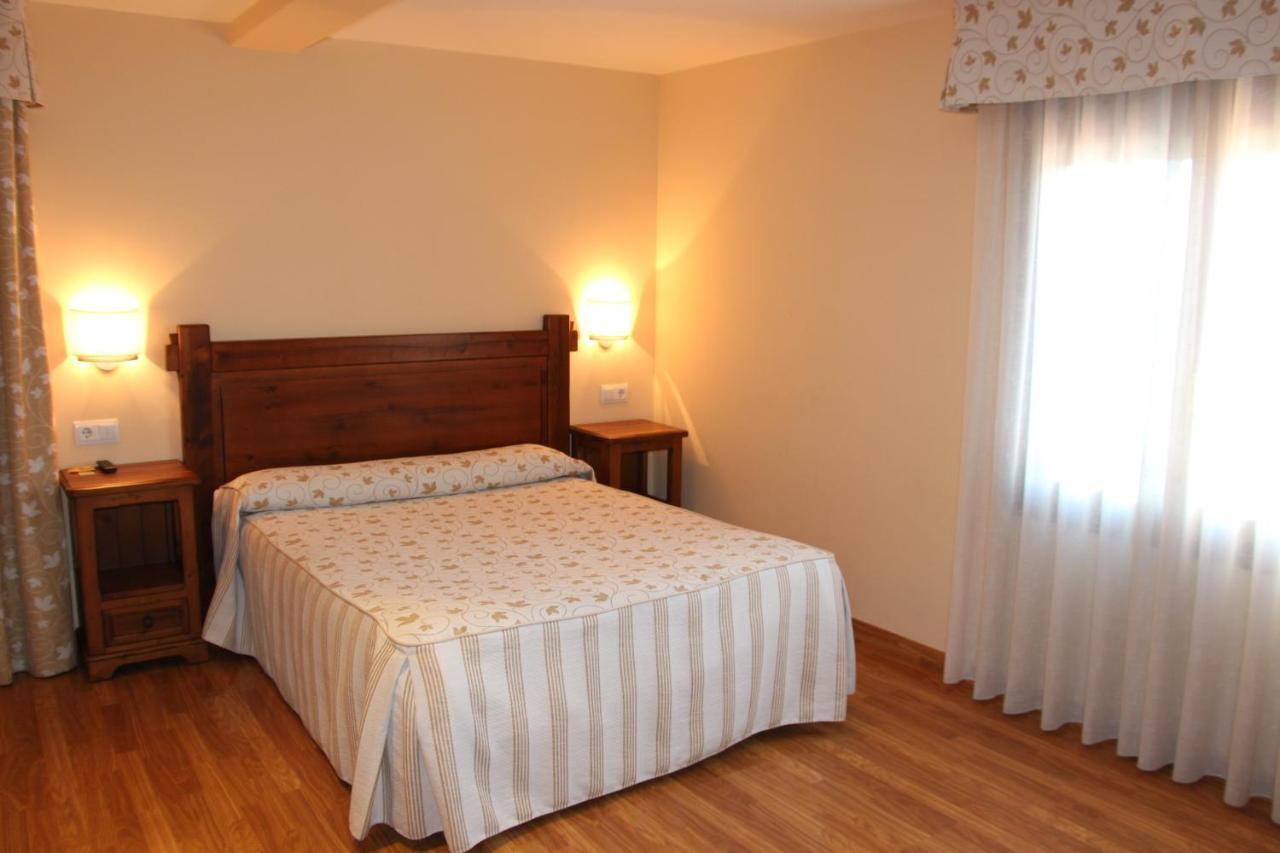 Aparthotel Tres Caminos El Grado Kültér fotó